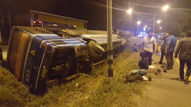 รถทัวร์หาดใหญ่-ภูเก็ตคว่ำ เจ็บ 7