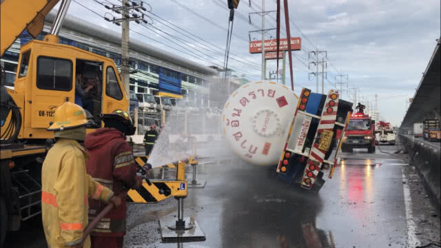 ระทึก!! รถบรรทุกLPG. 6 พันลิตร คว่ำถนนบางนาตราด