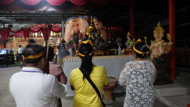 พิธี"น้ำมนต์กลางหาว"กลางดึก ส่องอ่างน้ำมนต์รับโชค!!