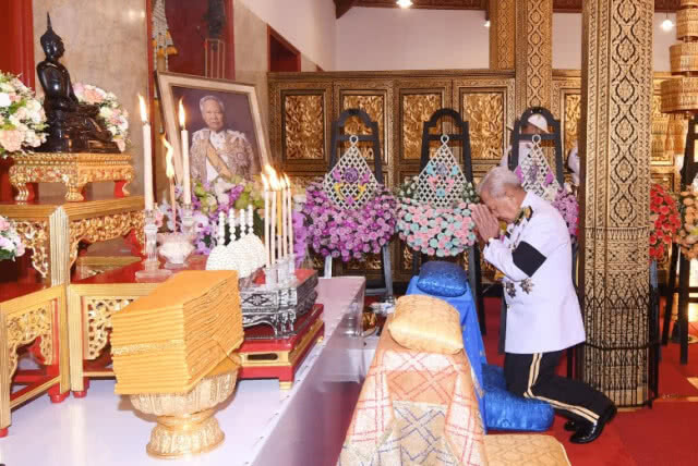 ในหลวง-ราชินี ทรงบำเพ็ญพระราชกุศลทักษิณานุปทาน 7 วัน 'พลเอก เปรม'