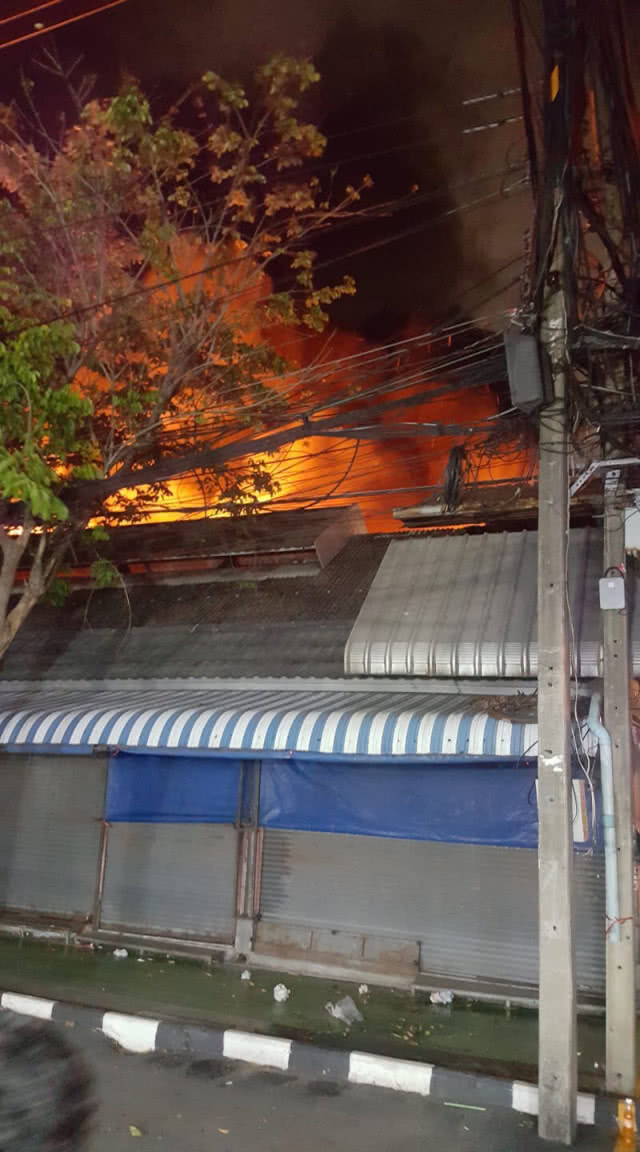 เกิดเหตุไฟไหม้ ตลาดนัดสวนจตุจักร ประตู 1 ถนนกำแพงเพชร 2