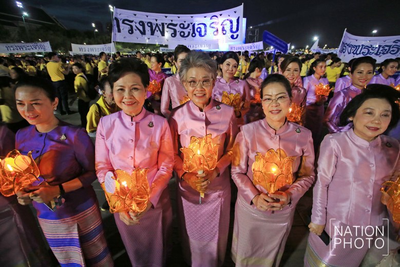 นายกฯ นำจุดเทียนชัยถวายพระพรพระราชินี (ภาพชุด)