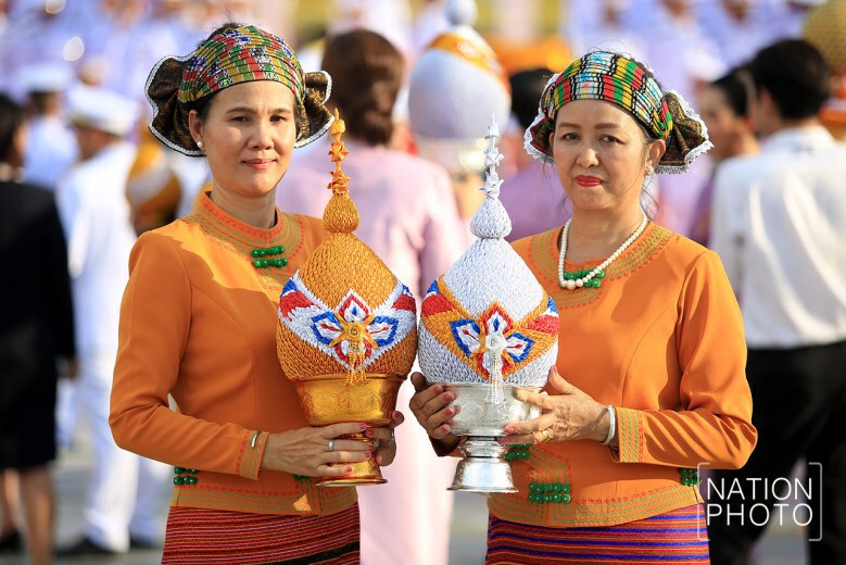นายกฯ นำจุดเทียนชัยถวายพระพรพระราชินี (ภาพชุด)