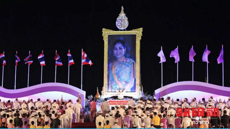นายกฯ นำจุดเทียนชัยถวายพระพรพระราชินี (ภาพชุด) นายกฯ นำจุดเทียนชัยถวายพระพรพระราชินี (ภาพชุด)