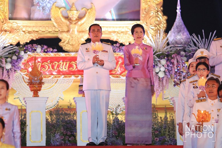 นายกฯ นำจุดเทียนชัยถวายพระพรพระราชินี (ภาพชุด)