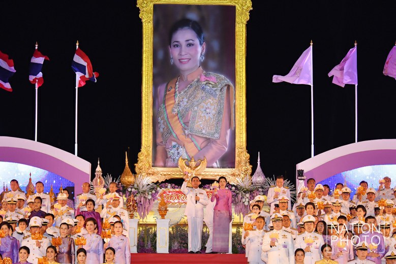 นายกฯ นำจุดเทียนชัยถวายพระพรพระราชินี (ภาพชุด)