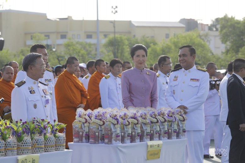"นายกฯ"นำตักบาตรพระสงฆ์ 410 รูปวันเฉลิมพระชนมพรรษาราชินี