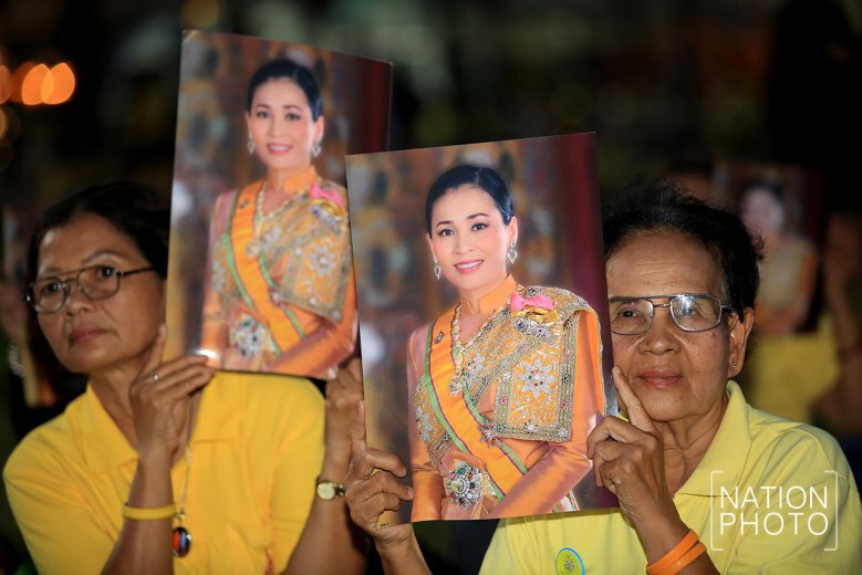 นายกฯ นำจุดเทียนชัยถวายพระพรพระราชินี (ภาพชุด)