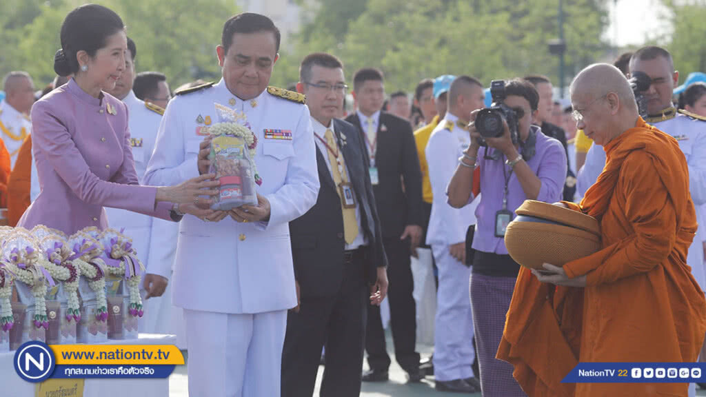"นายกฯ"นำตักบาตรพระสงฆ์ 410 รูปวันเฉลิมพระชนมพรรษาราชินี
