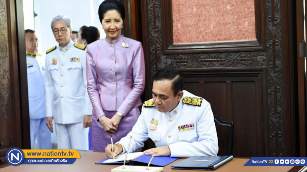 นายกฯและภริยา ลงนามถวายพระพรสมเด็จพระนางเจ้าฯ พระบรมราชินี นายกฯและภริยา ลงนามถวายพระพรสมเด็จพระนางเจ้าฯ พระบรมราชินี