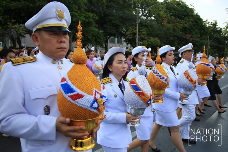 นายกฯ นำจุดเทียนชัยถวายพระพรพระราชินี (ภาพชุด)