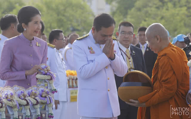 "นายกฯ"นำตักบาตรพระสงฆ์ 410 รูปวันเฉลิมพระชนมพรรษาราชินี