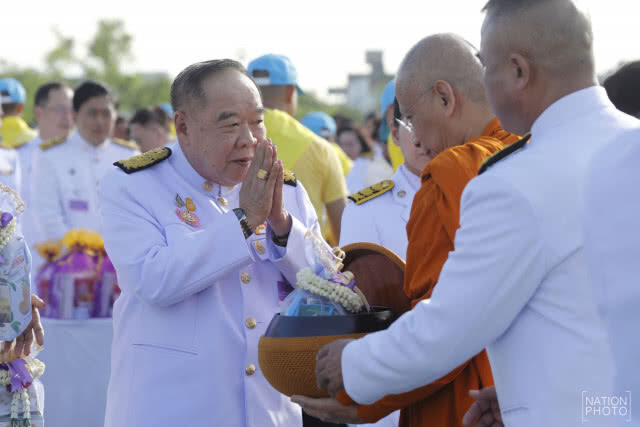 "นายกฯ"นำตักบาตรพระสงฆ์ 410 รูปวันเฉลิมพระชนมพรรษาราชินี