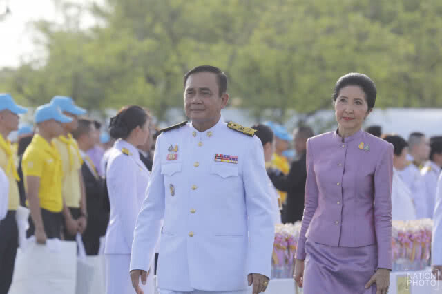 "นายกฯ"นำตักบาตรพระสงฆ์ 410 รูปวันเฉลิมพระชนมพรรษาราชินี