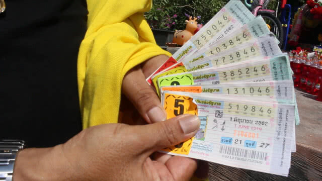 "โป๊งเหน่ง เชิญยิ้ม" สุดเฮงถูกเลขท้ายสองตัว 60 ใบ