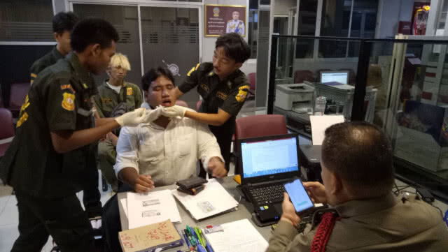 "จ่านิว" นักเคลื่อนไหวการเมืองถูกคนร้ายรุมตื้บบาดเจ็บ