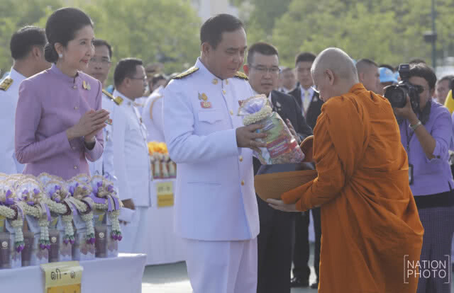 "นายกฯ"นำตักบาตรพระสงฆ์ 410 รูปวันเฉลิมพระชนมพรรษาราชินี