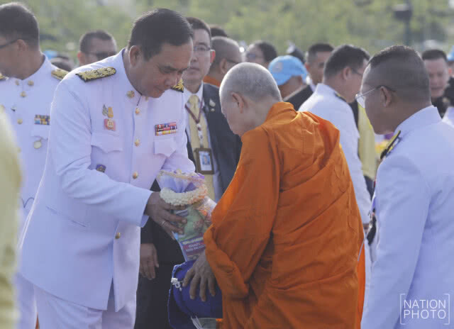 "นายกฯ"นำตักบาตรพระสงฆ์ 410 รูปวันเฉลิมพระชนมพรรษาราชินี