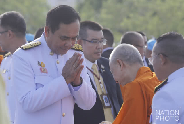 "นายกฯ"นำตักบาตรพระสงฆ์ 410 รูปวันเฉลิมพระชนมพรรษาราชินี