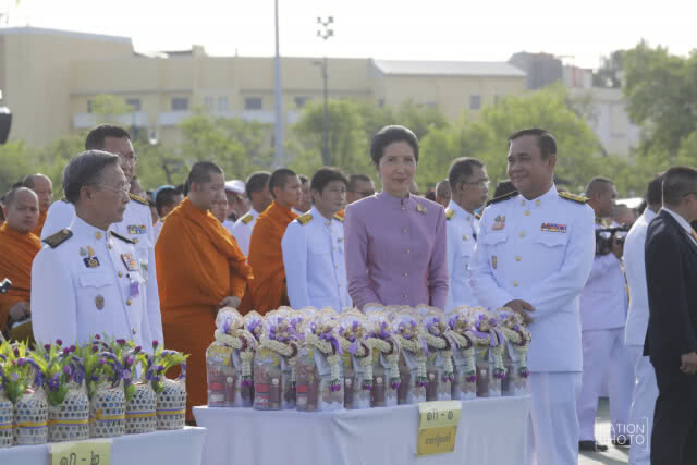 "นายกฯ"นำตักบาตรพระสงฆ์ 410 รูปวันเฉลิมพระชนมพรรษาราชินี