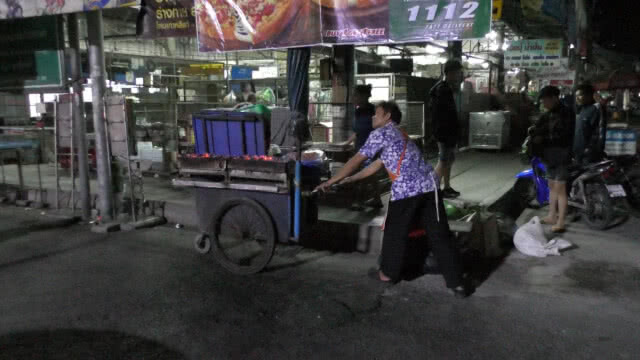 "หมูย่างเด็กแว้น" อาหารอร่อยยามดึก!!
