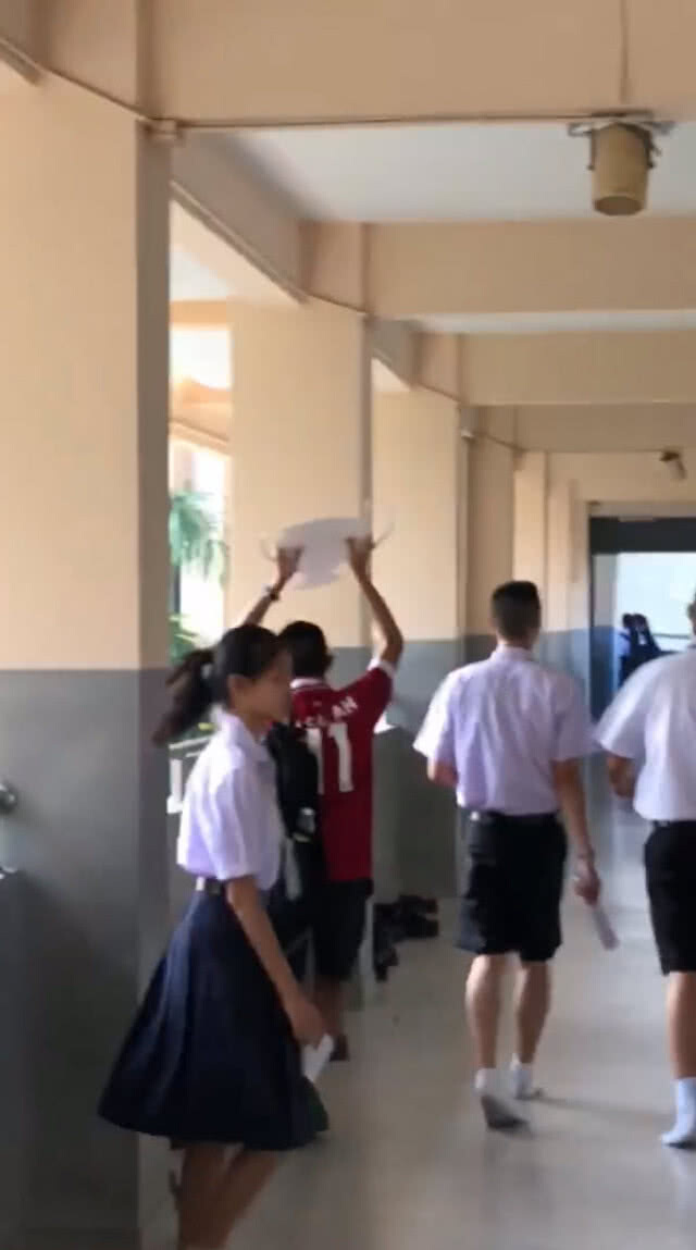แชมป์นี้ต้องฉลอง!! นร.แฟนหงส์ ชูถ้วย-ตะโกนแชมป์ยุโรป 6 สมัย