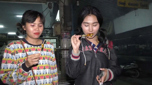 "หมูย่างเด็กแว้น" อาหารอร่อยยามดึก!!