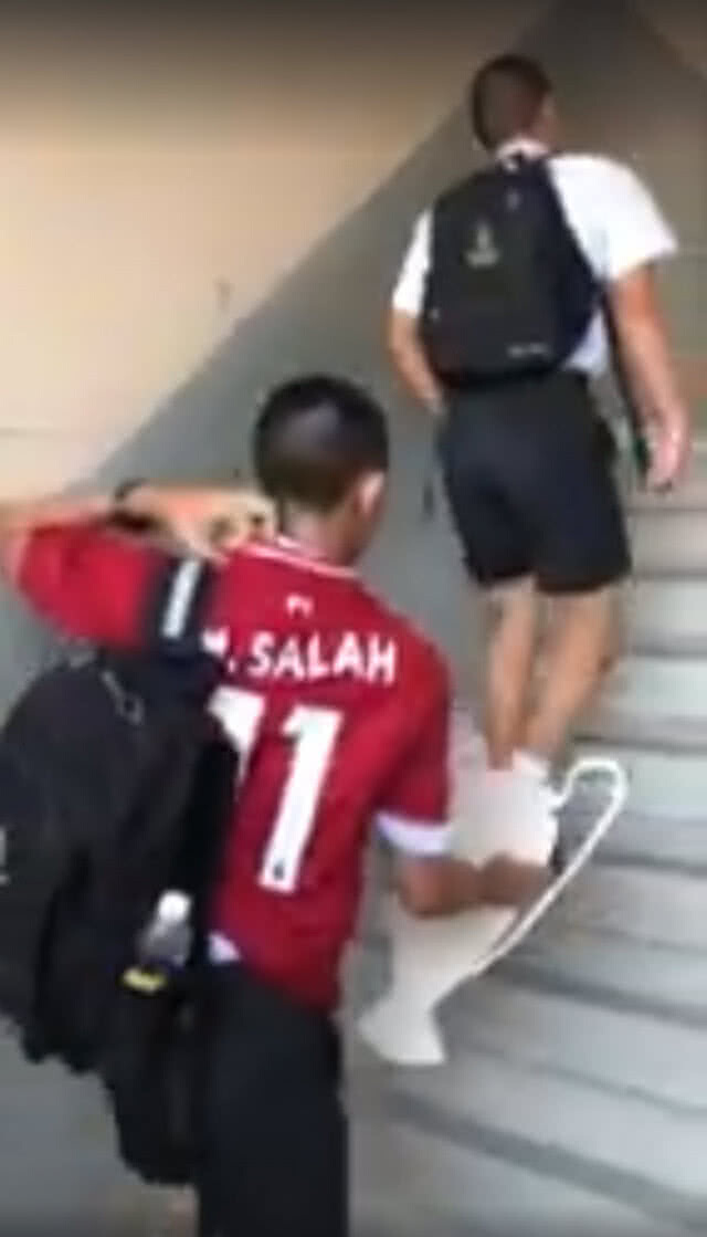 แชมป์นี้ต้องฉลอง!! นร.แฟนหงส์ ชูถ้วย-ตะโกนแชมป์ยุโรป 6 สมัย