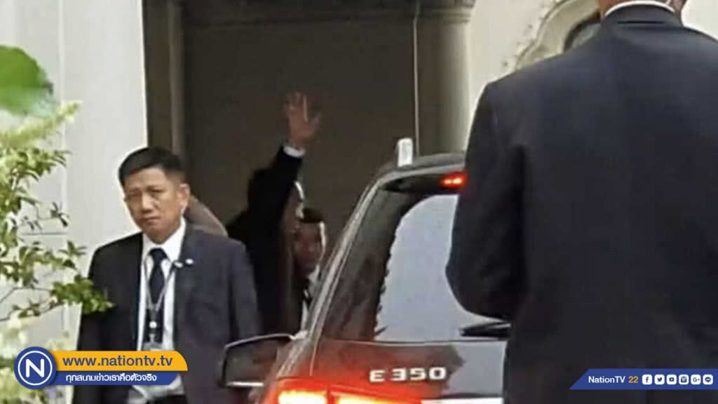 ลุงตู่ หน้านิ่งโบกมือทักสื่อ ก่อนกลับบ้าน ลุงตู่ หน้านิ่งโบกมือทักสื่อ ก่อนกลับบ้าน