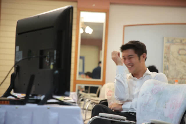"ธนาธร" เกาะติด อภิปรายแคนดิเดตนายกฯ