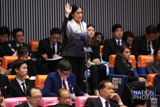 "ช่อ" แจงใส่สูทขาวดำ เข้าสภาฯ รู้กาลเทศะ!