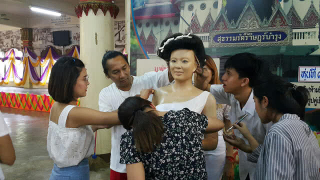 "เปาวลี" ร่วมแต่งหน้าหุ่น"พุ่มพวง ดวงจันทร์"