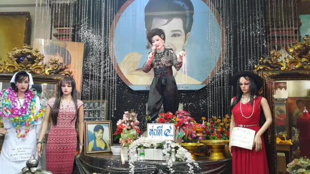 "เปาวลี" ร่วมแต่งหน้าหุ่น"พุ่มพวง ดวงจันทร์"