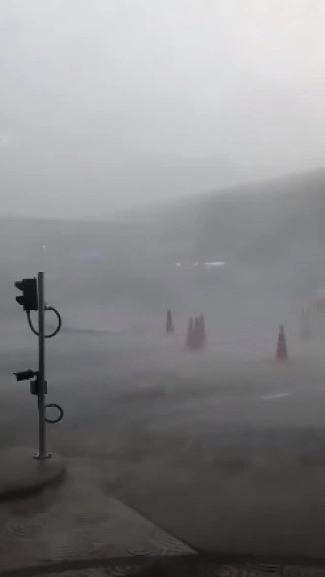 นาทีระทึก! พายุถล่มเมืองทองฯ กระจกร้านกาเเฟเเตกละเอียด