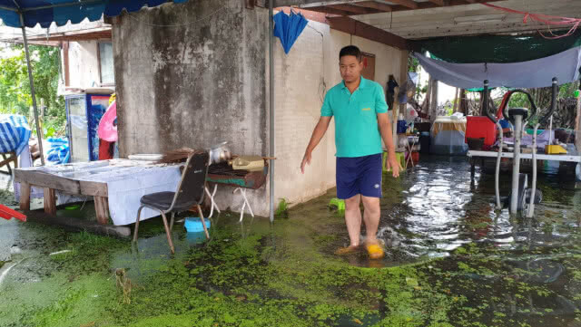 โวย! หมู่บ้านจัดสรร ถมที่ทับทางน้ำ บ้านพักราชการถูกท่วมอ่วม