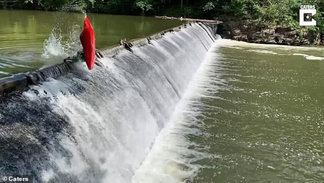 สุดทึ่ง! หนุ่มมะกันโชว์ตีลังกาด้วยเรือคายัค