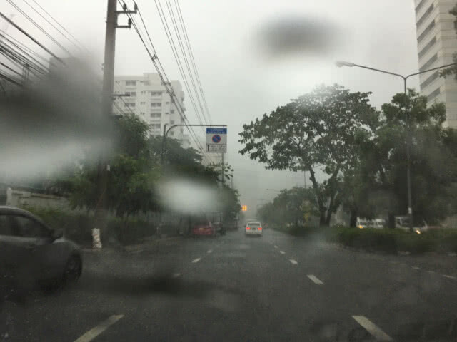 ฝนตกถล่มกรุง ทั่วทุกพื้นที่ น้ำท่วมขัง