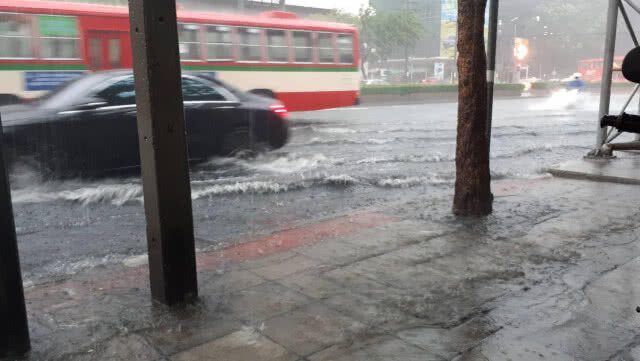 ฝนตกถล่มกรุง ทั่วทุกพื้นที่ น้ำท่วมขัง