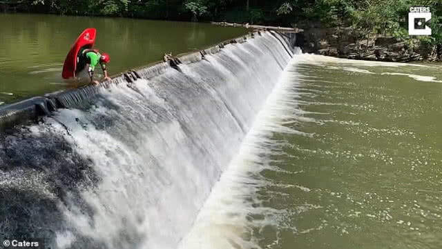 สุดทึ่ง! หนุ่มมะกันโชว์ตีลังกาด้วยเรือคายัค