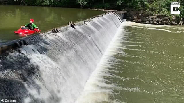 สุดทึ่ง! หนุ่มมะกันโชว์ตีลังกาด้วยเรือคายัค