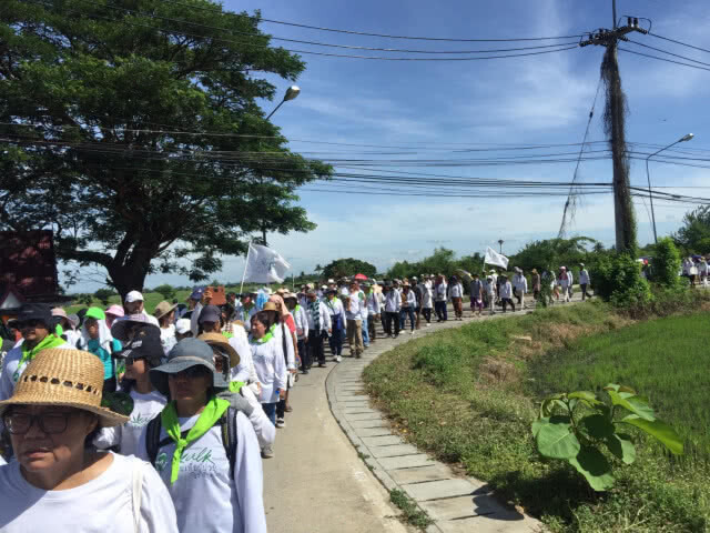 อ.เดชา-แอ๊ด คาราบาว นำขบวนเดินแสดงพลัง "ปลดล็อคกัญชา"