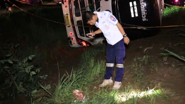 คนขับรถทัวร์หลับใน พุ่งลงร่องกลางถนน