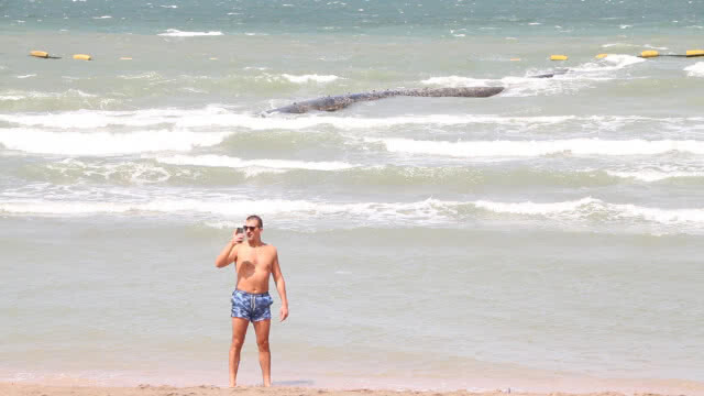 ตะลึง!! ท่อระบายน้ำโผล่กลางทะเลพัทยา ริมหาดยินยอม
