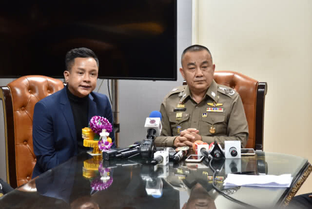 "จั๊กกะบุ๋ม เชิญยิ้ม" ยกพานขอขมา "ศรีวราห์" ปมไลฟ์สดด่าใบอนุญาตโดรน ทีมหมูป่าติดถ้ำหลวง