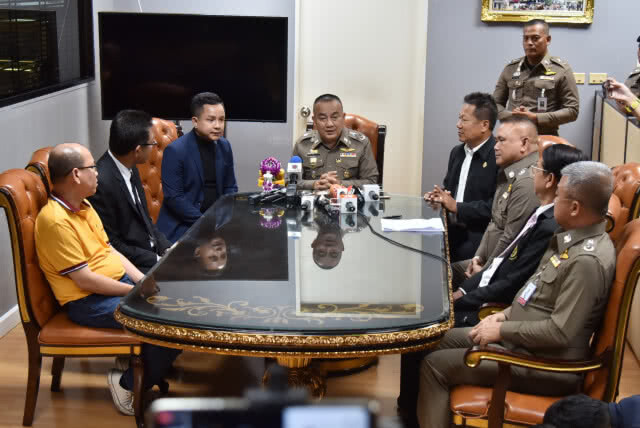 "จั๊กกะบุ๋ม เชิญยิ้ม" ยกพานขอขมา "ศรีวราห์" ปมไลฟ์สดด่าใบอนุญาตโดรน ทีมหมูป่าติดถ้ำหลวง