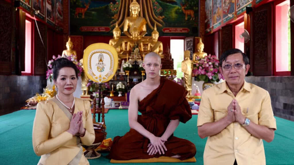 "ต่อ-ธนภพ" ห่มผ้าเหลือง ทดแทนพระคุณพ่อแม่ "ต่อ-ธนภพ" ห่มผ้าเหลือง ทดแทนพระคุณพ่อแม่