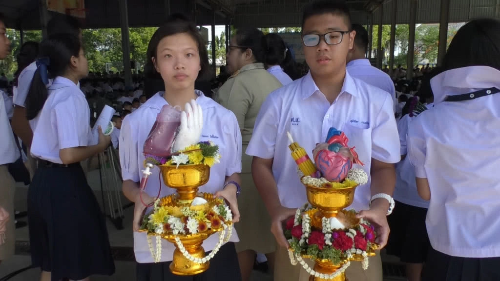 สีสันพานไหว้ครู! งดล้อเลียนการเมือง