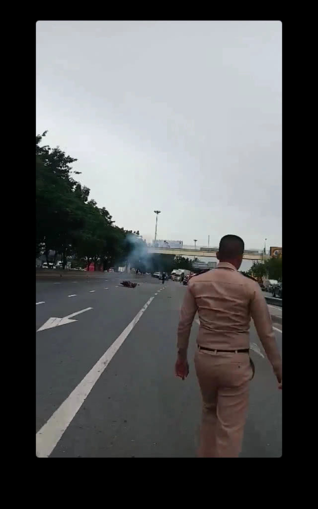 "ชีวิตมีค่าแค่นี้หรอ?" 2 ทหารเรือใจเด็ด! ไล่เด็กช่างตีกันกลางถนน