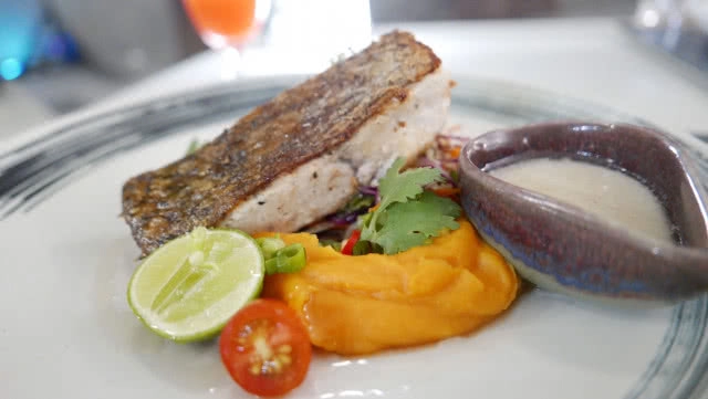 ที่นี่มีหมูทะเล!!! มาใช้ไลฟ์สไตล์ สุดชิคที่เกาะสมุยกันดีกว่า....