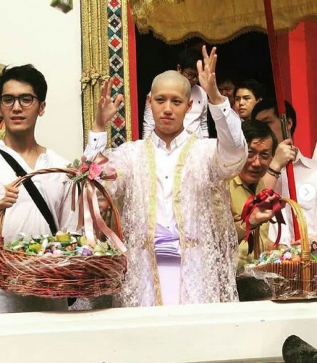"ต่อ-ธนภพ" ห่มผ้าเหลือง ทดแทนพระคุณพ่อแม่